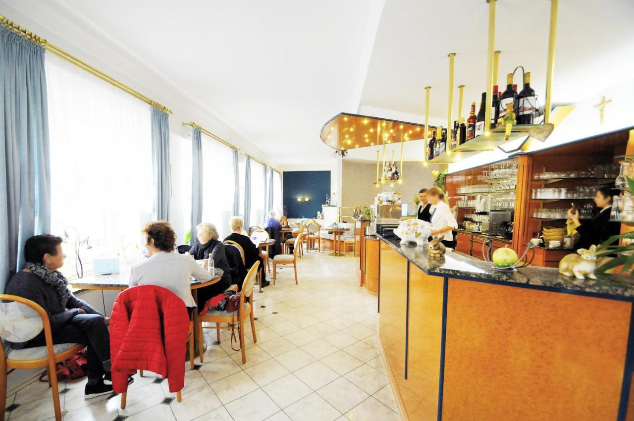 Отель Cafe Am Donautor Кельхайм Экстерьер фото