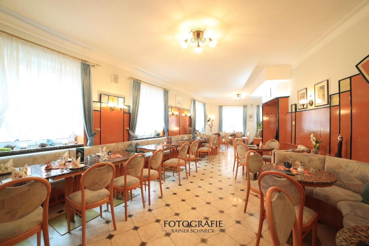 Отель Cafe Am Donautor Кельхайм Экстерьер фото